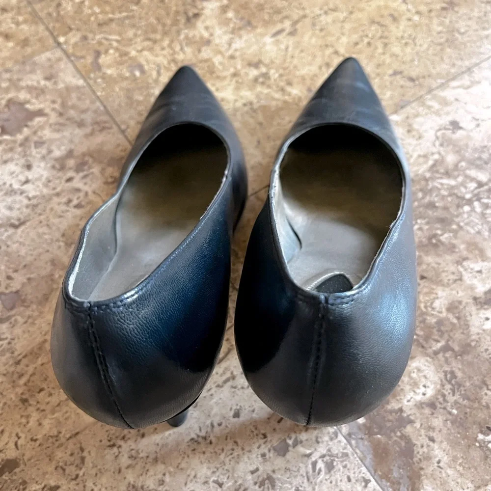 Navy Pumps